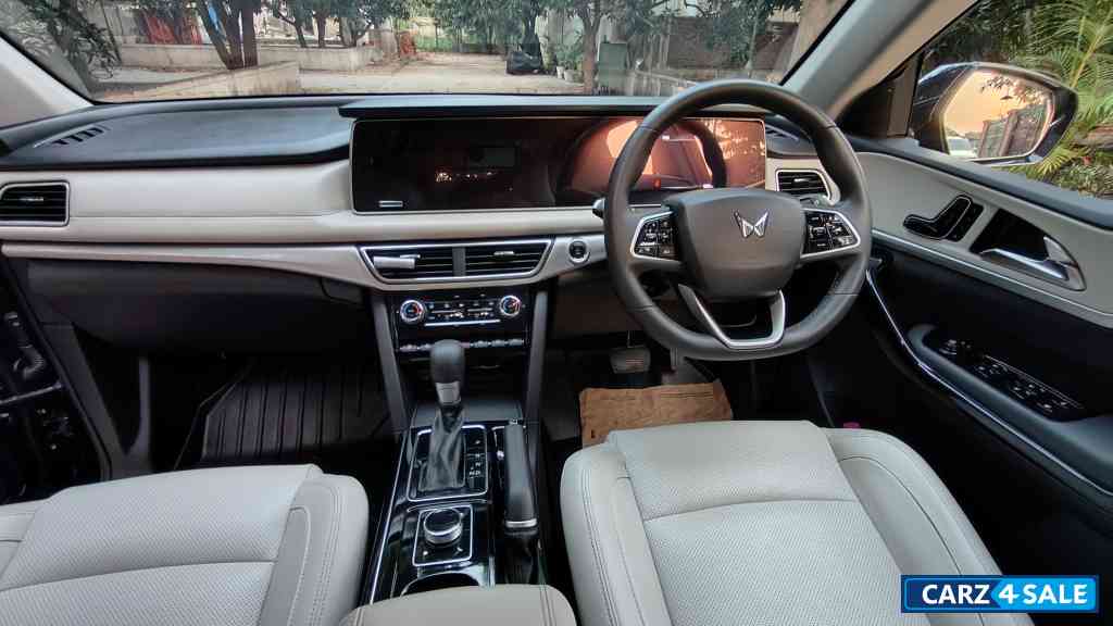 Midnight Black Mahindra XUV700 AX7 AT