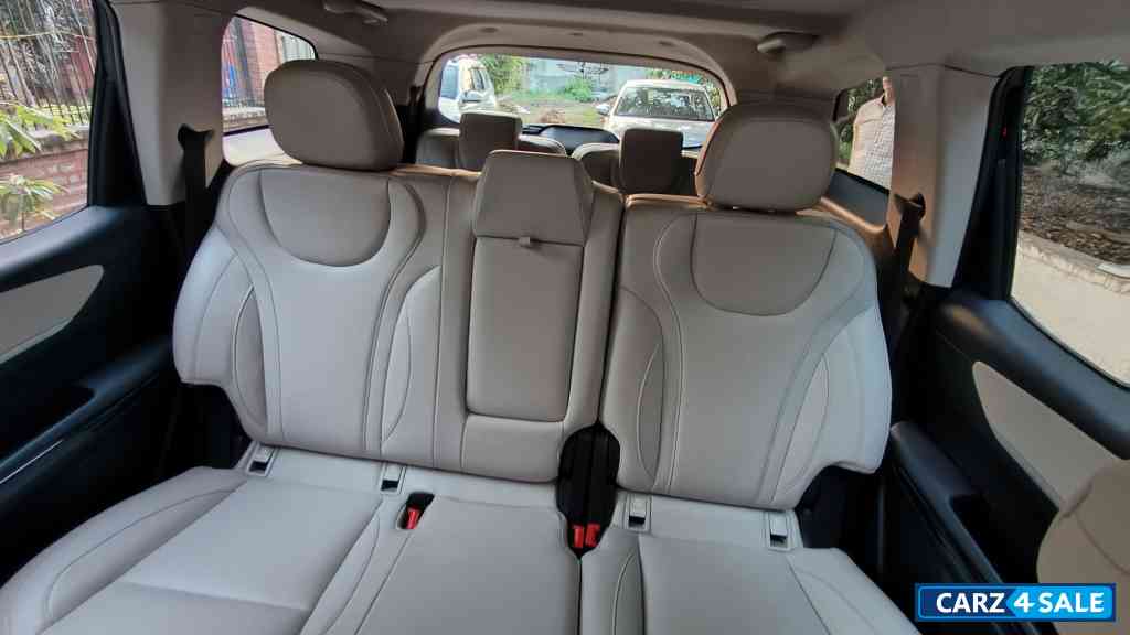 Midnight Black Mahindra XUV700 AX7 AT