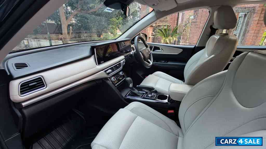 Midnight Black Mahindra XUV700 AX7 AT