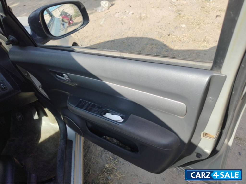 Silver Maruti Suzuki Swift VDi