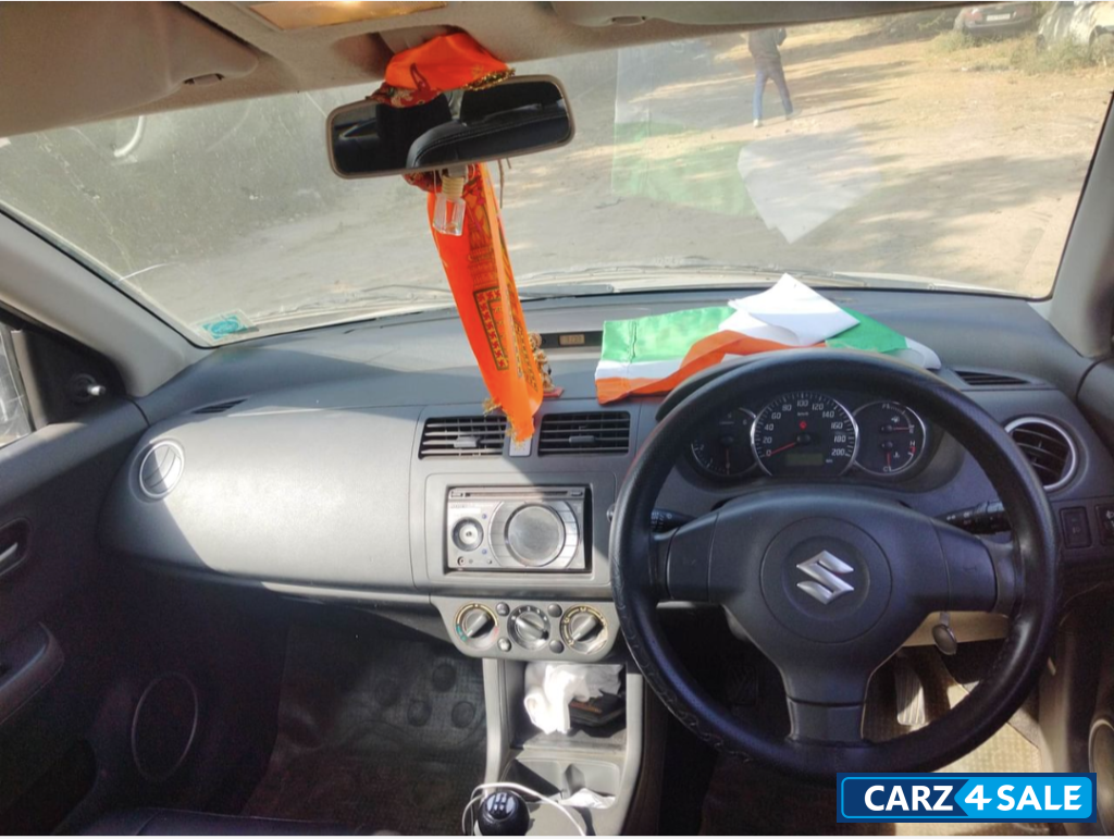 Silver Maruti Suzuki Swift VDi