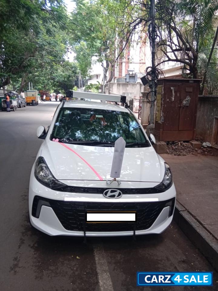 White Hyundai Aura CNG SX