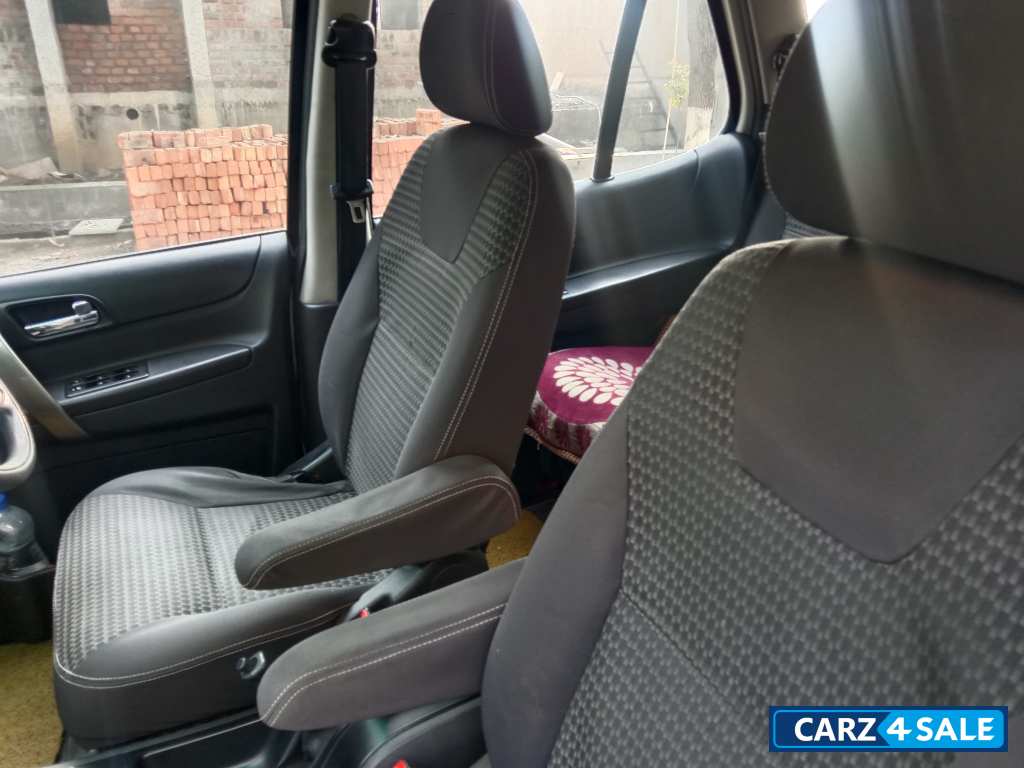 Pearl White Tata Safari VX VARICOR 400 STROME