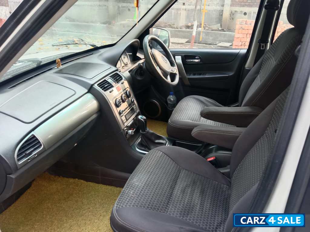 Pearl White Tata Safari VX VARICOR 400 STROME