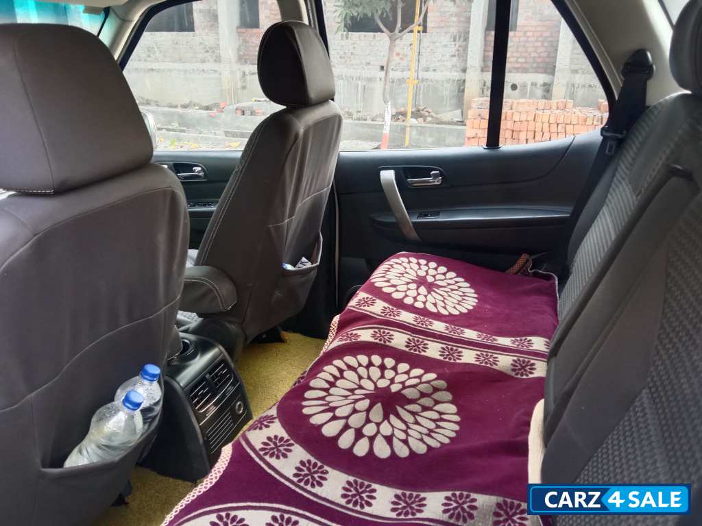 Pearl White Tata Safari VX VARICOR 400 STROME