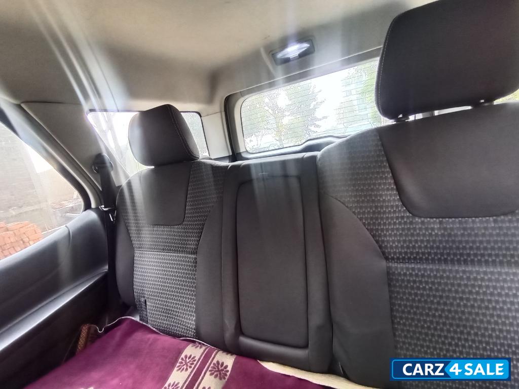 Pearl White Tata Safari VX VARICOR 400 STROME