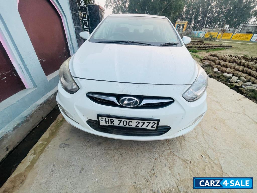 Crystal White Hyundai Verna 1.6 sx crdi