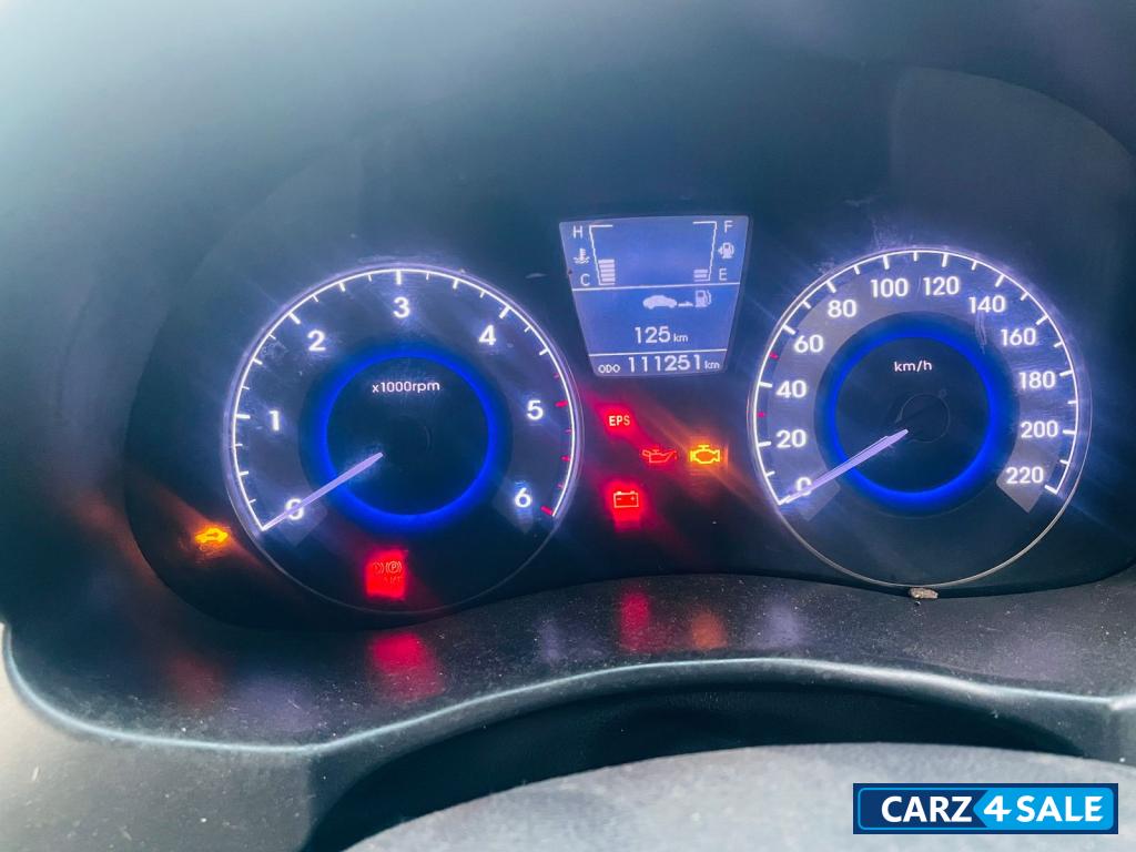 Crystal White Hyundai Verna 1.6 sx crdi