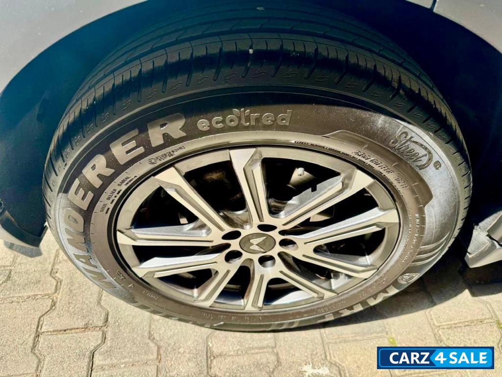 Everest White Mahindra XUV700 AX7L D AT