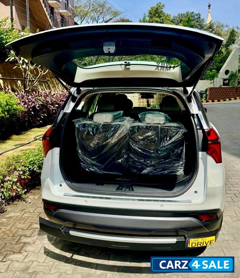 Everest White Mahindra XUV700 AX7L D AT