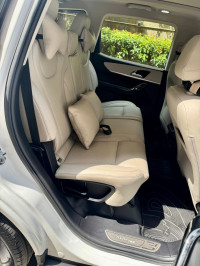 Everest White Mahindra XUV700 AX7L D AT