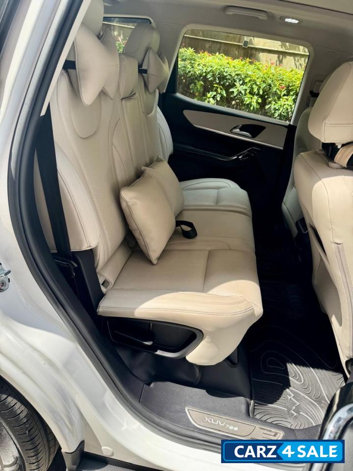 Everest White Mahindra XUV700 AX7L D AT