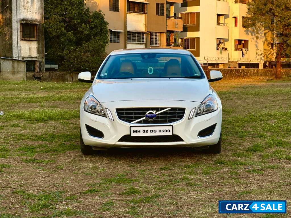 White Volvo S60 D3