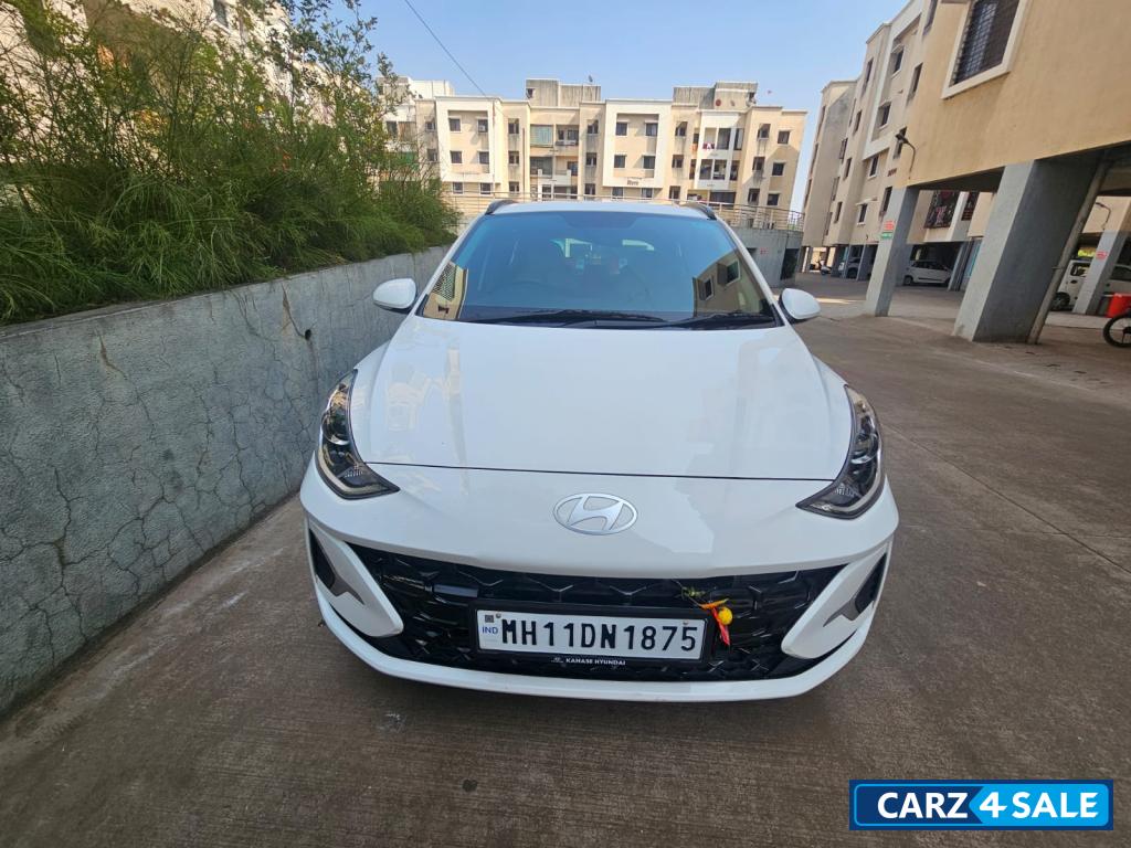 White Hyundai i10 asta automatic