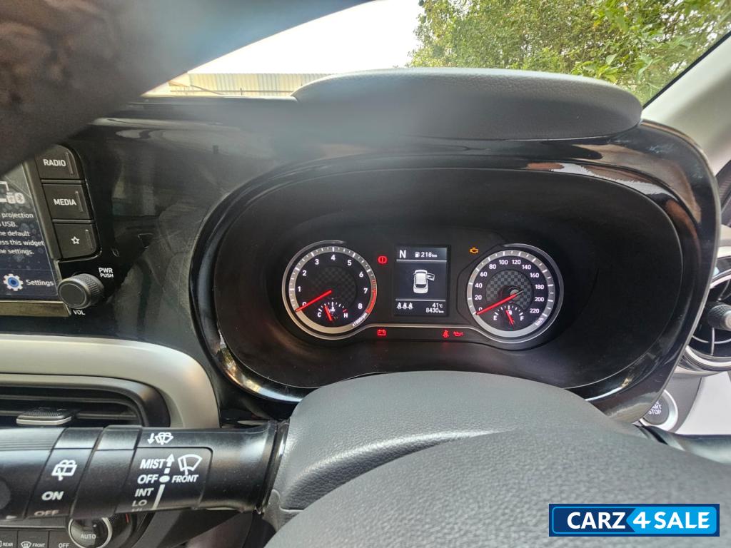 White Hyundai i10 asta automatic