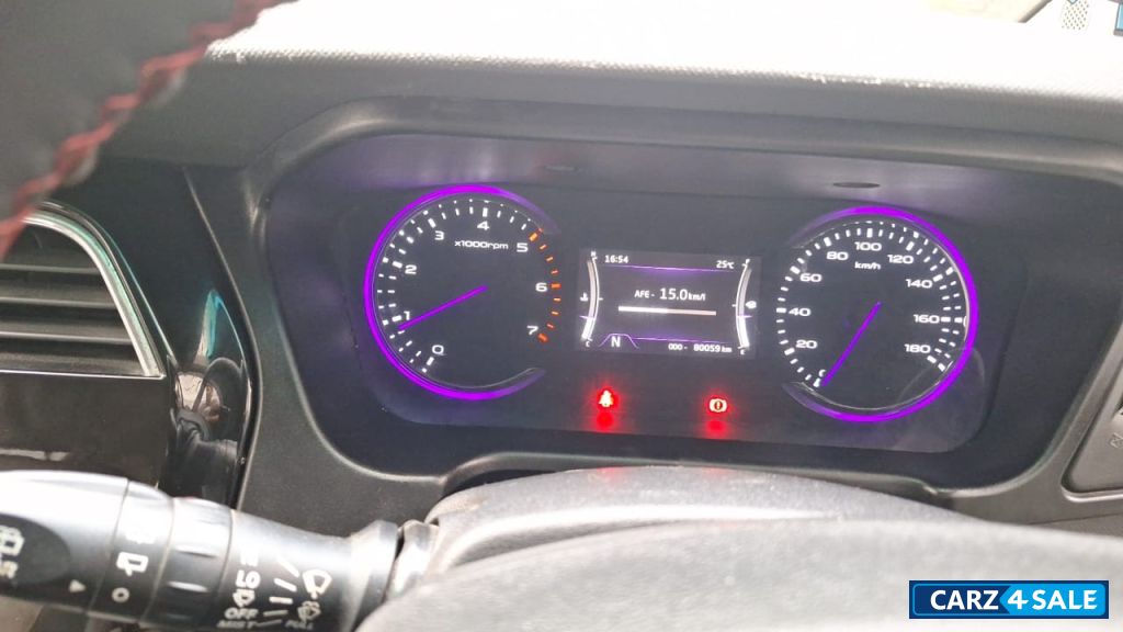 Mahindra Marazzo M6