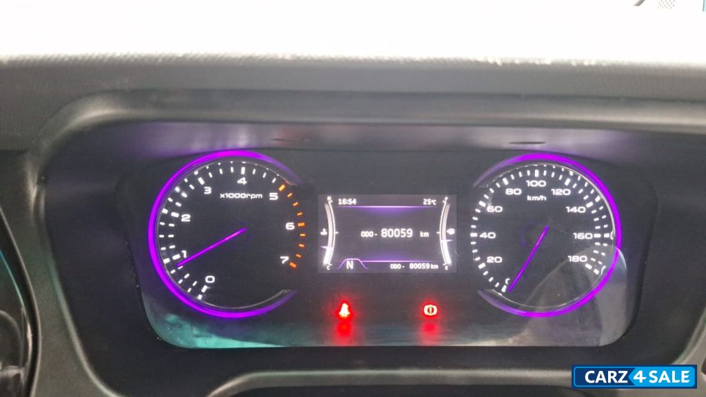 Mahindra Marazzo M6