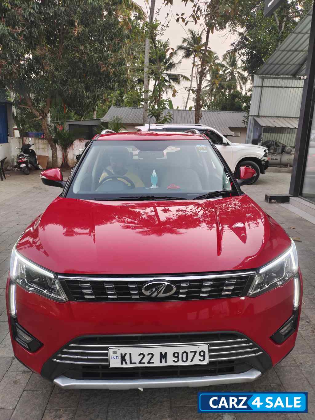 Red Mahindra XUV300 W8(o)