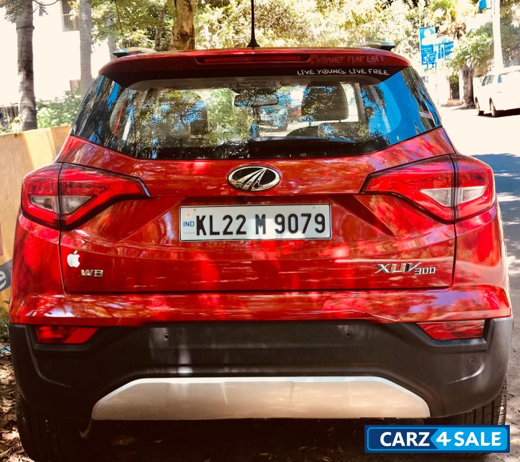 Red Mahindra XUV300 W8(o)
