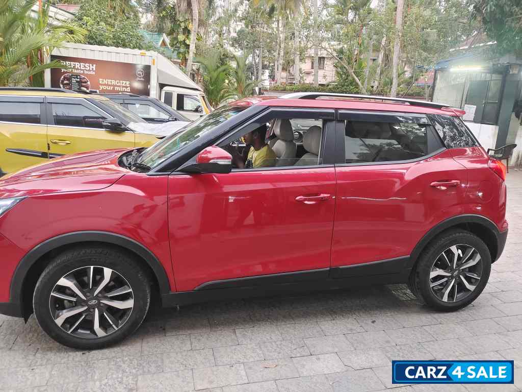 Red Mahindra XUV300 W8(o)