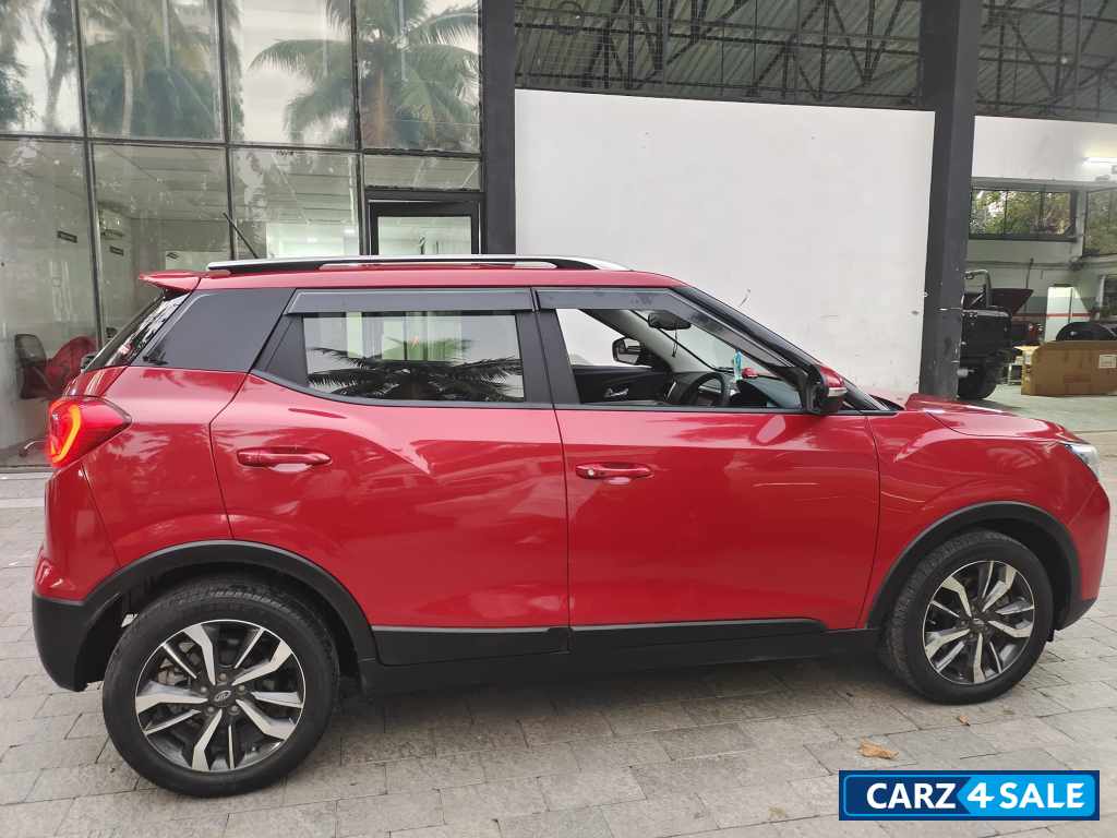 Red Mahindra XUV300 W8(o)