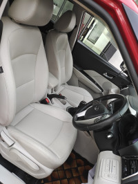 Red Mahindra XUV300 W8(o)