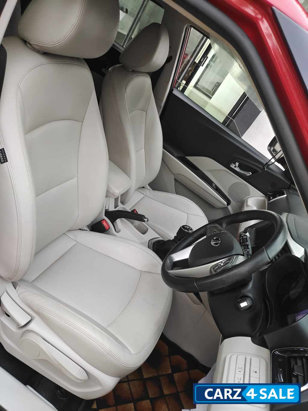 Red Mahindra XUV300 W8(o)