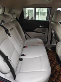 Red Mahindra XUV300 W8(o)