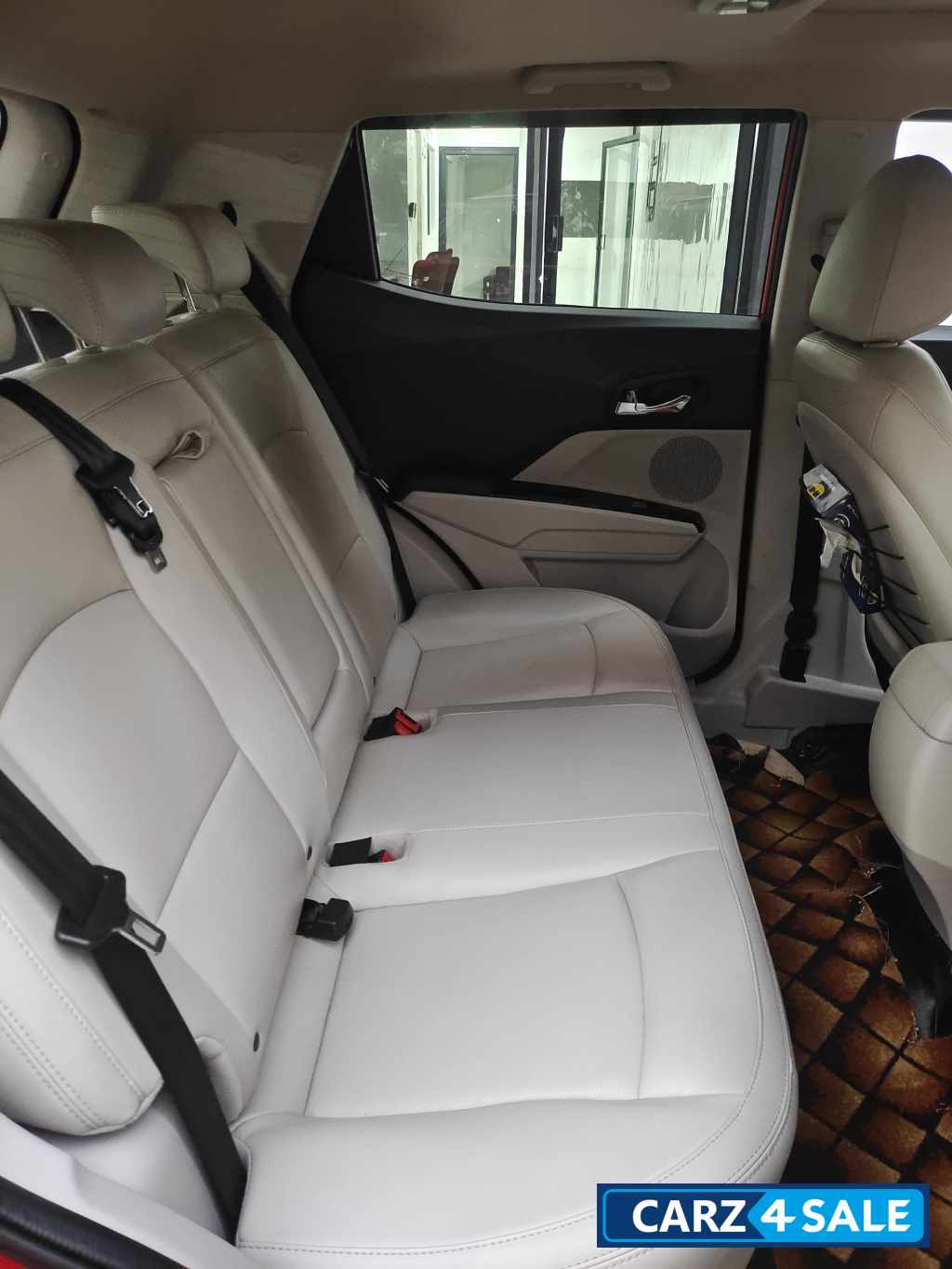 Red Mahindra XUV300 W8(o)