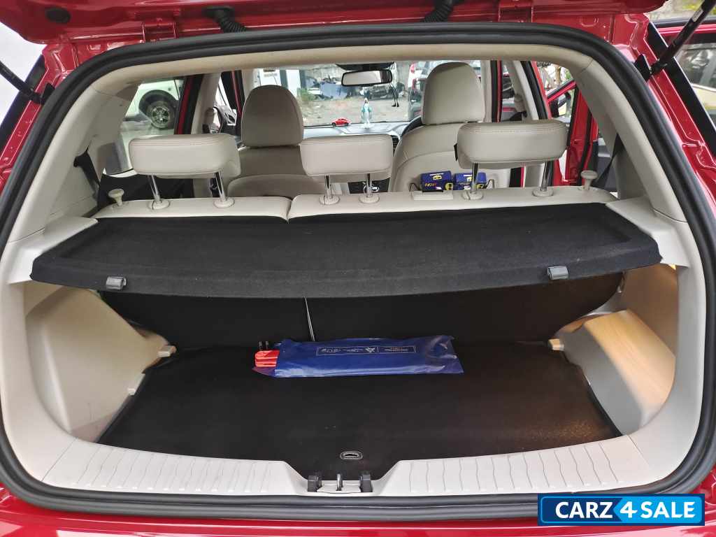 Red Mahindra XUV300 W8(o)