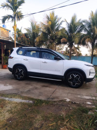 White Tata Safari Tata safari accomnidhed-+DT(AT)