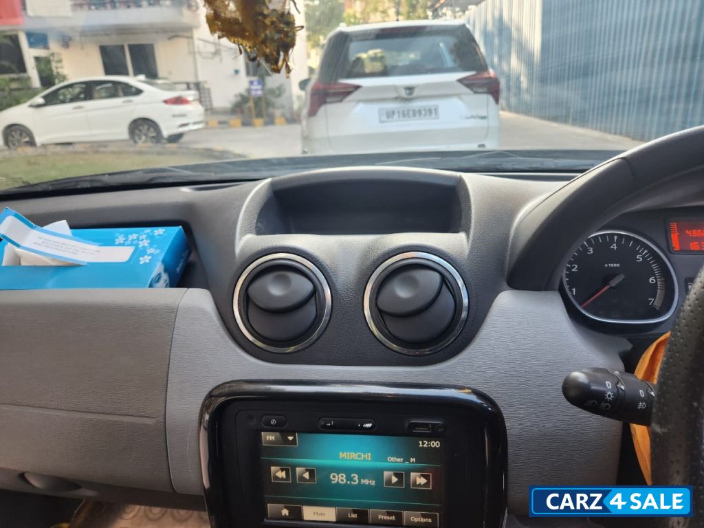 Pearl Black Renault Duster RXL Adventure