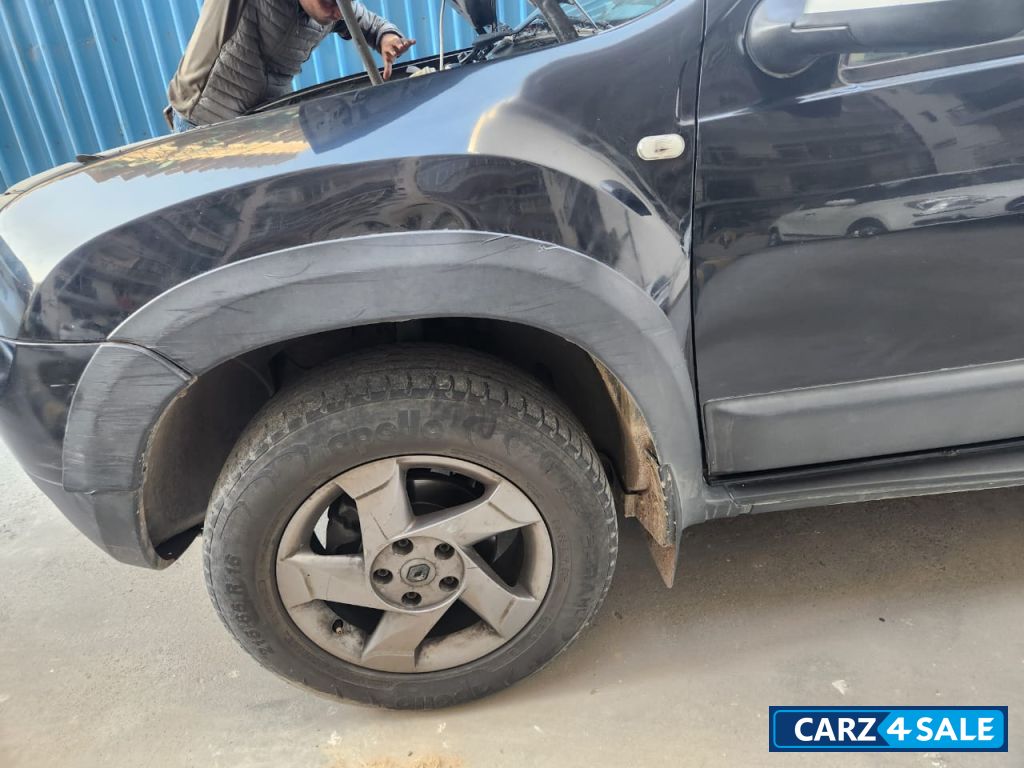 Pearl Black Renault Duster RXL Adventure