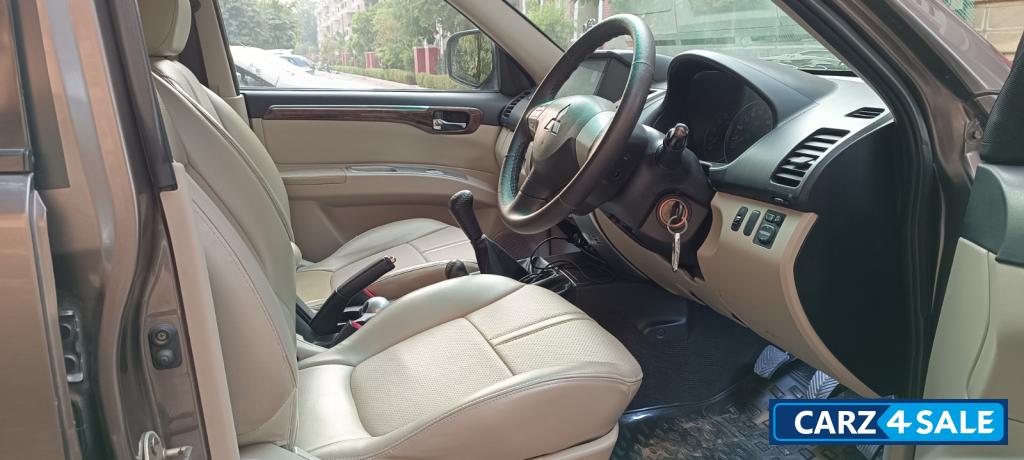 Earth Brown Mitsubishi Pajero Pajero Sports 4x4