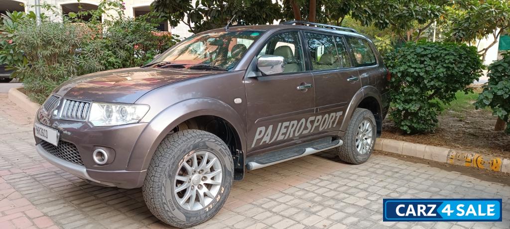 Earth Brown Mitsubishi Pajero Pajero Sports 4x4