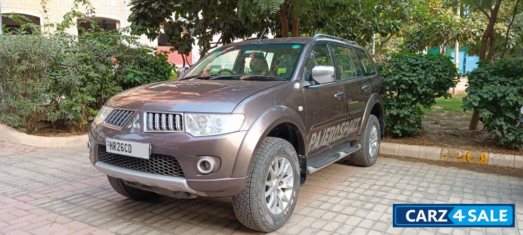 Earth Brown Mitsubishi Pajero Pajero Sports 4x4