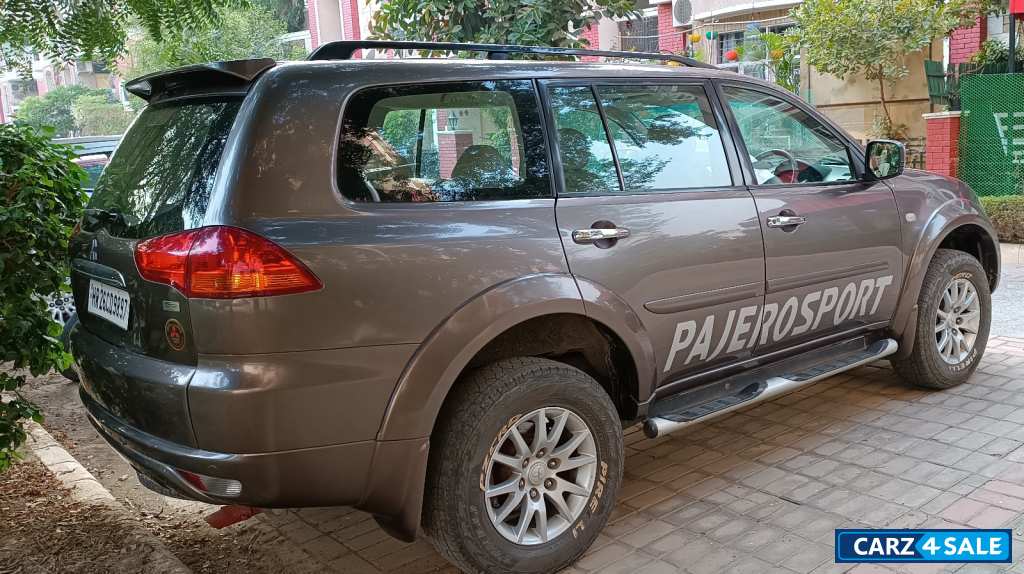 Earth Brown Mitsubishi Pajero Pajero Sports 4x4