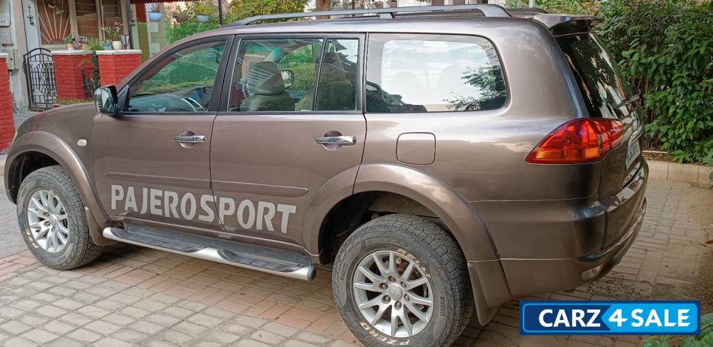 Earth Brown Mitsubishi Pajero Pajero Sports 4x4