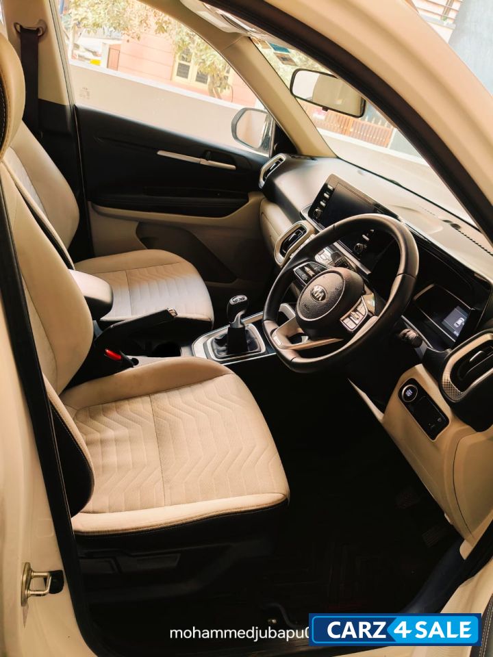 Pearl White Kia Sonet HTX