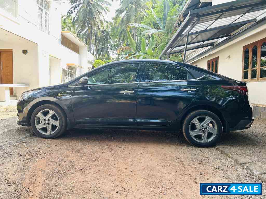 Black Hyundai Verna SX