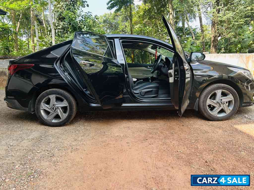 Black Hyundai Verna SX