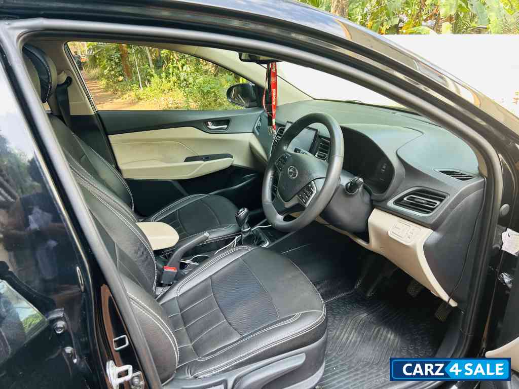 Black Hyundai Verna SX