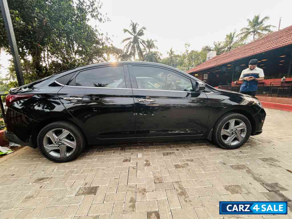 Black Hyundai Verna SX