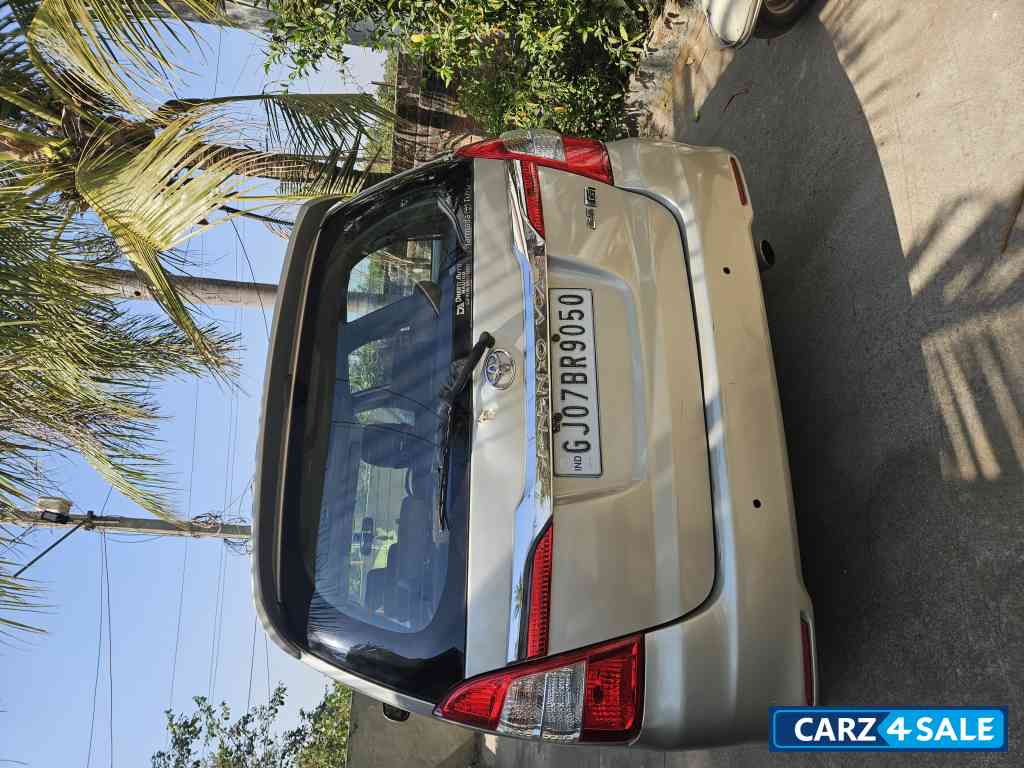 Silver Toyota Innova 2.5gx Silver Toyota Innova 2.5gx