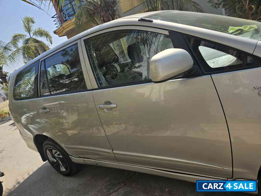 Silver Toyota Innova 2.5gx Silver Toyota Innova 2.5gx