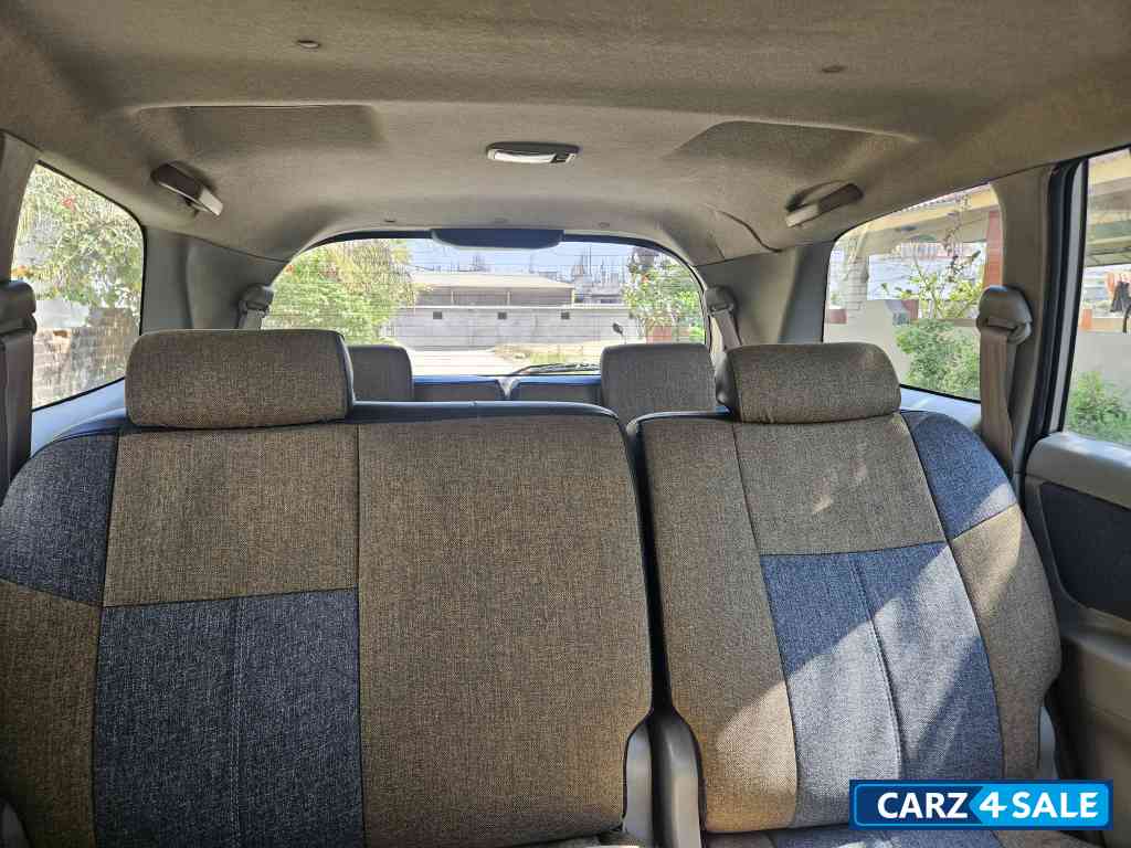 Silver Toyota Innova 2.5gx Silver Toyota Innova 2.5gx