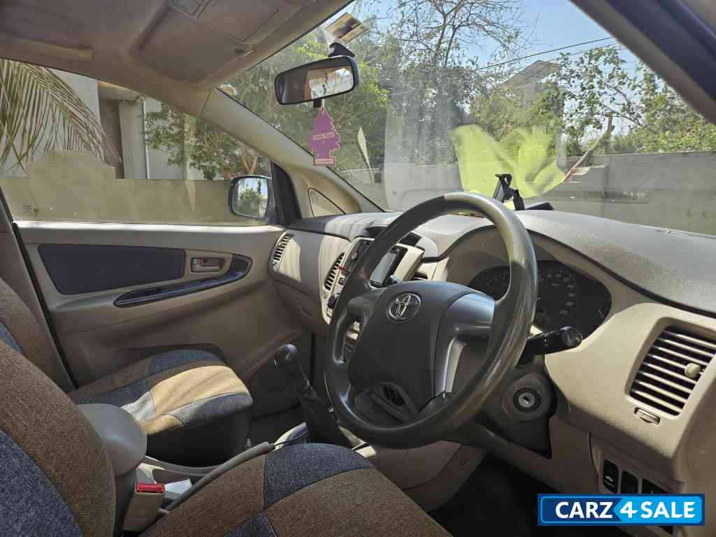 Silver Toyota Innova 2.5gx Silver Toyota Innova 2.5gx