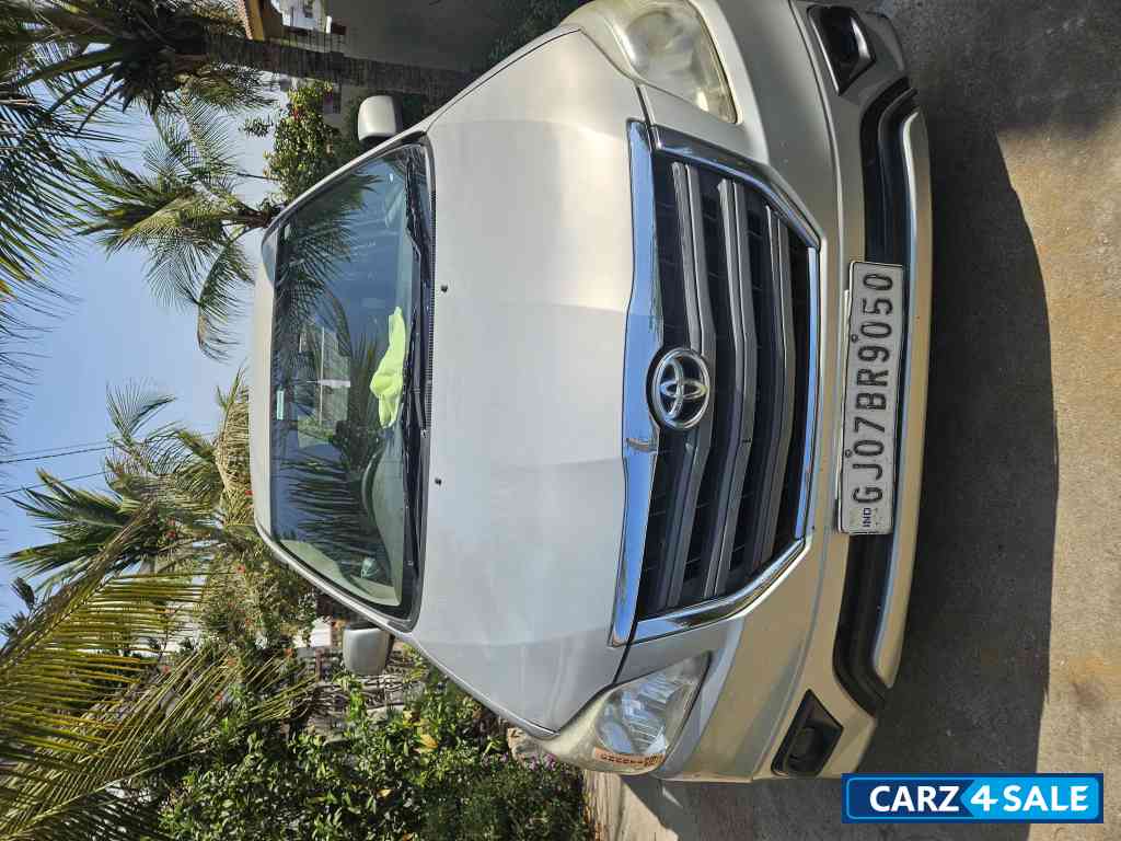Silver Toyota Innova 2.5gx Silver Toyota Innova 2.5gx