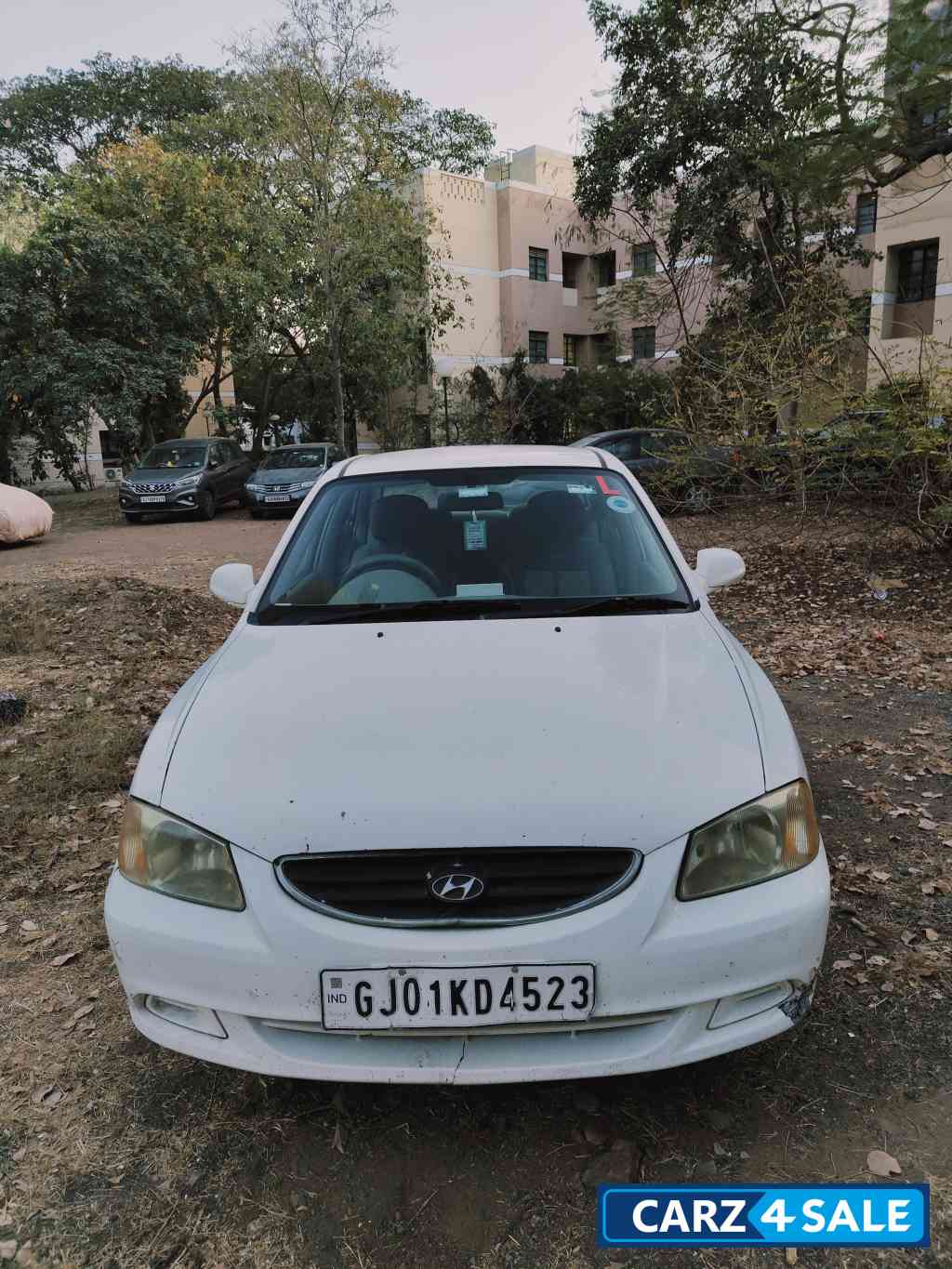White Hyundai Accent CNG