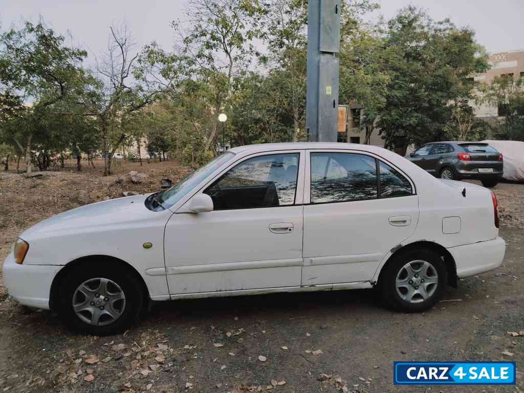 White Hyundai Accent CNG